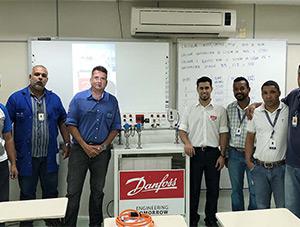 Danfoss doa bancada didática de automação industrial ao SENAI Niterói